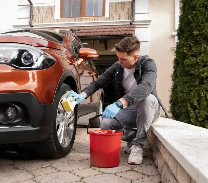 Lavage auto à domicile Chartrettes : professionnel intervenant sur un véhicule